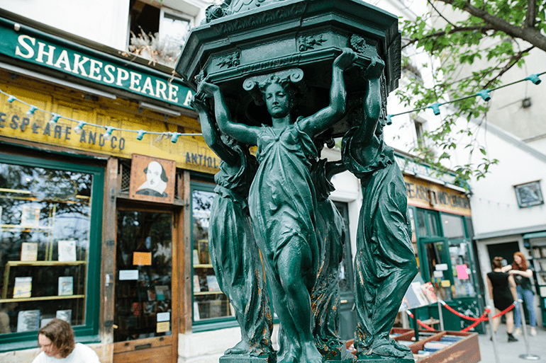 Shakespeare And Company, Paris, The interior of Paris' famo…