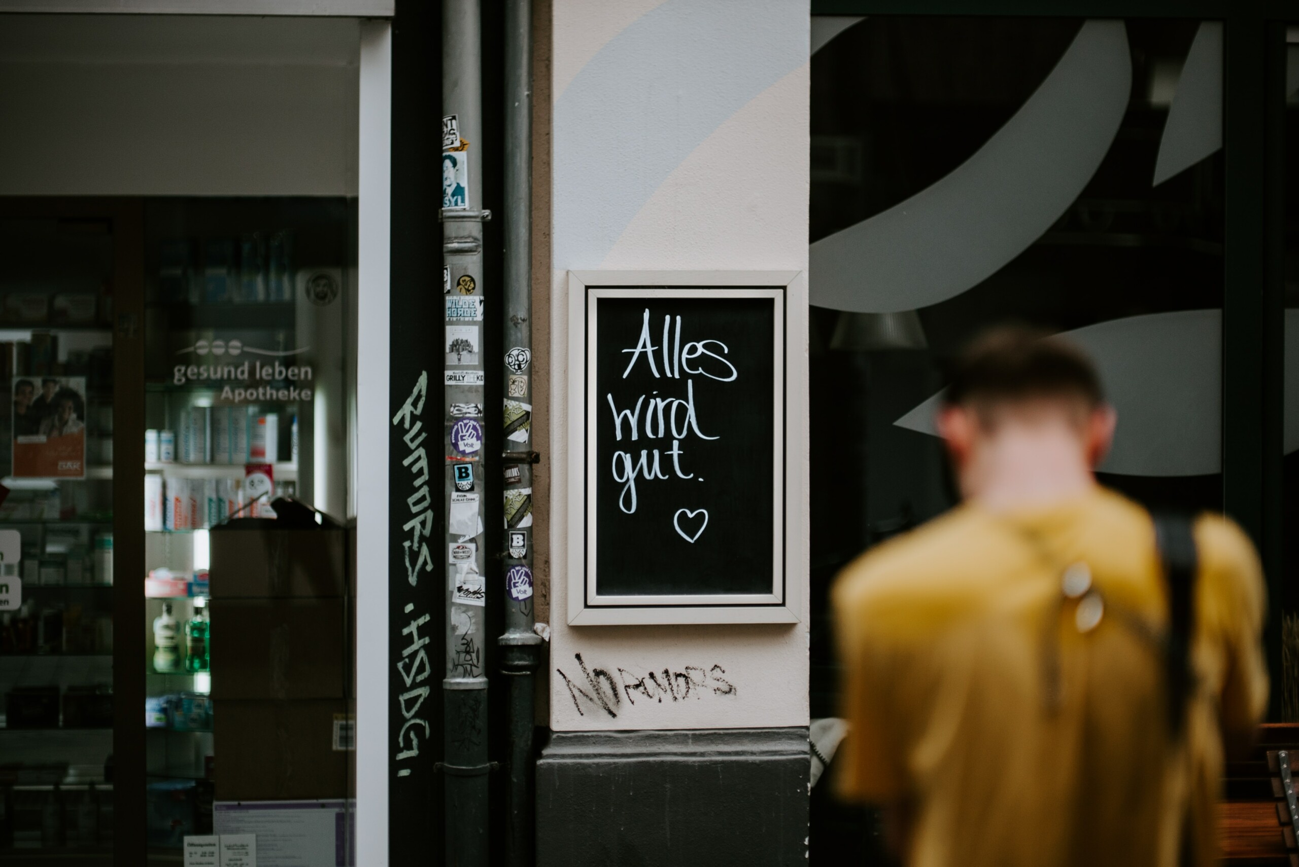 A sign in German saying 'everything will be fine'