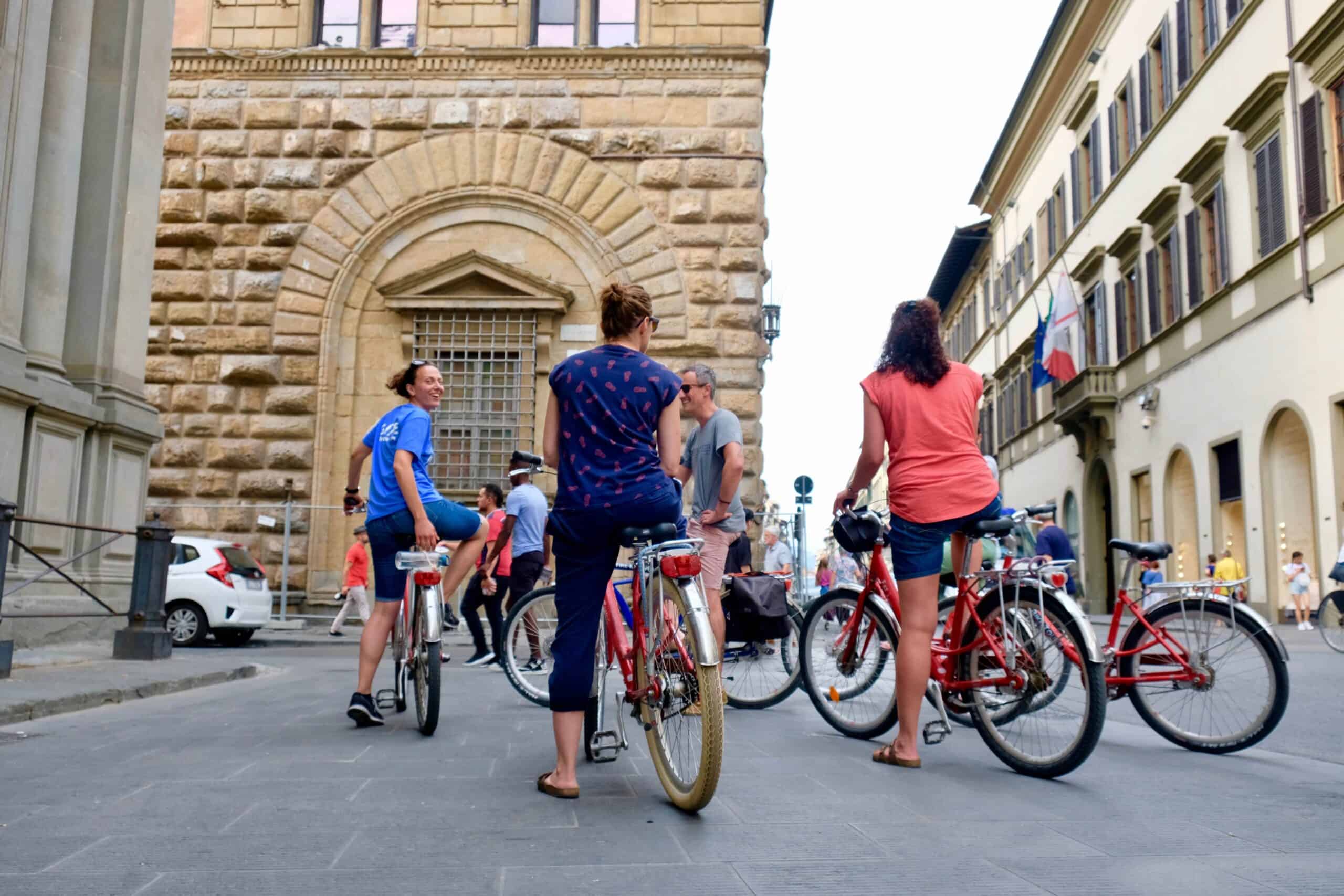Florence at Night Bike Tour with Wine and Aperitivo Picnic