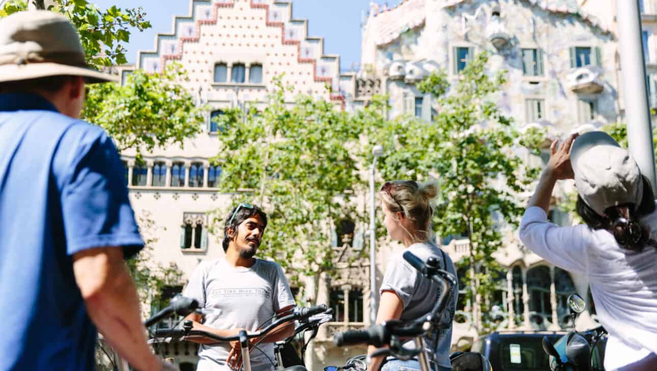 Barcelona, Gaudi Bike Tour, Highlights, Barcelona-Gaudi-Bike-Tour-Manzana-De-La-Discordia.
