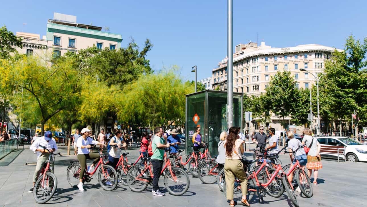 Barcelona, Gaudi Bike Tour, Highlights, Barcelona-Gaudi-Bike-Tour-Plaza-Universidad.