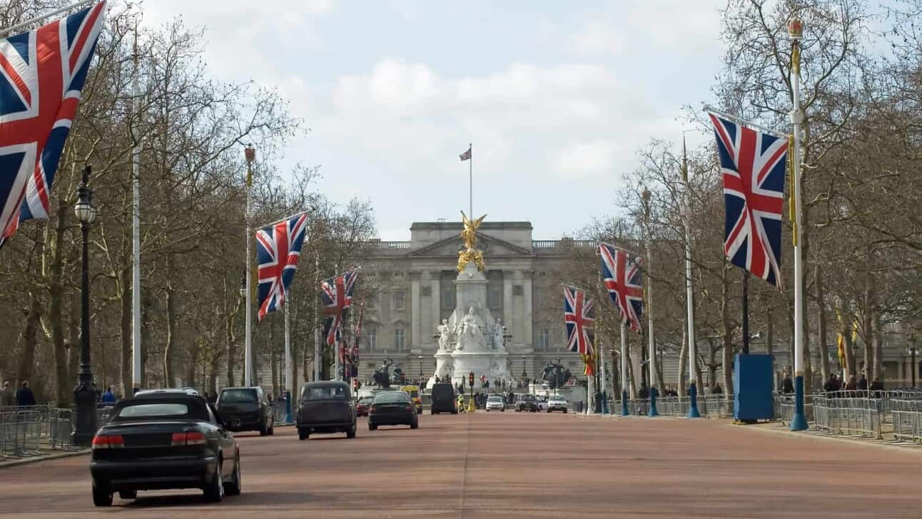 London, Attractions Archive, London-Buckingham-Palace.