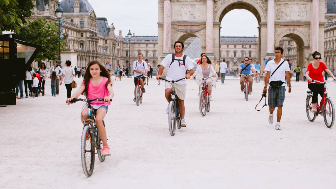 Paris, Paris Bike Tours, Tour De Paris En Bici En Espanol, Highlights, Paris-Bike-Tours-Tour-De-Paris-En-Bici-En-Espanol-Louvre.