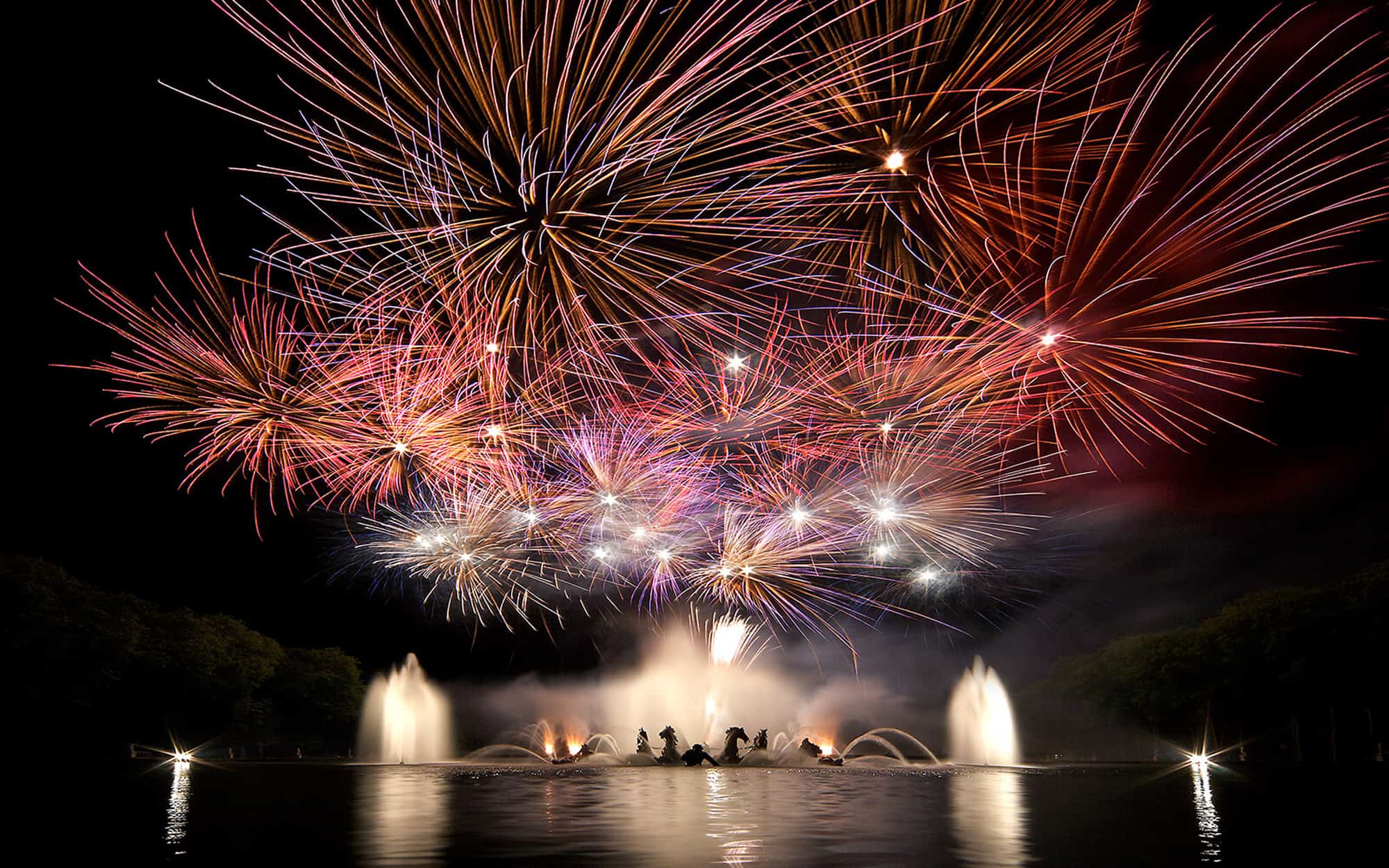 Paris, Versailles Tours, Sunset Versailles Bike, Highlights, Paris-Versailles-Tours-Sunset-Versailles-Bike-Fireworks-Display-Over-The-Grand-Canal.