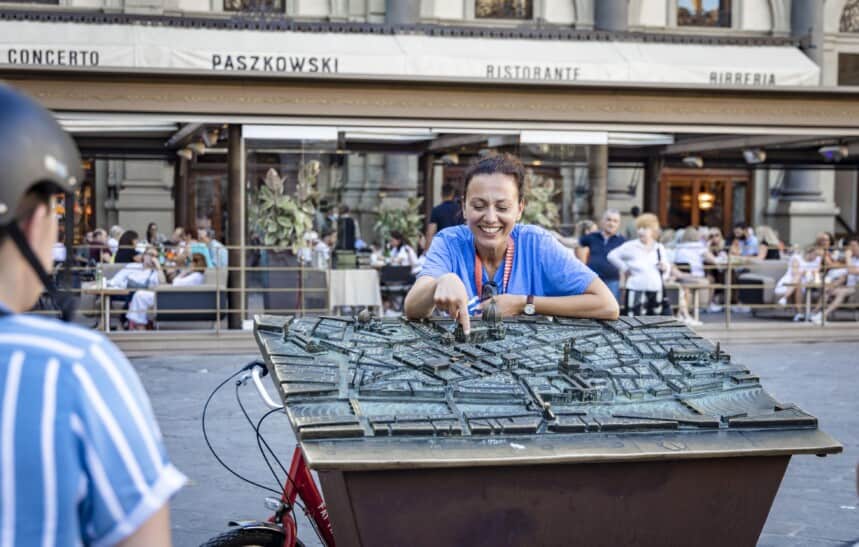 A guide explains a 3D map of Florence