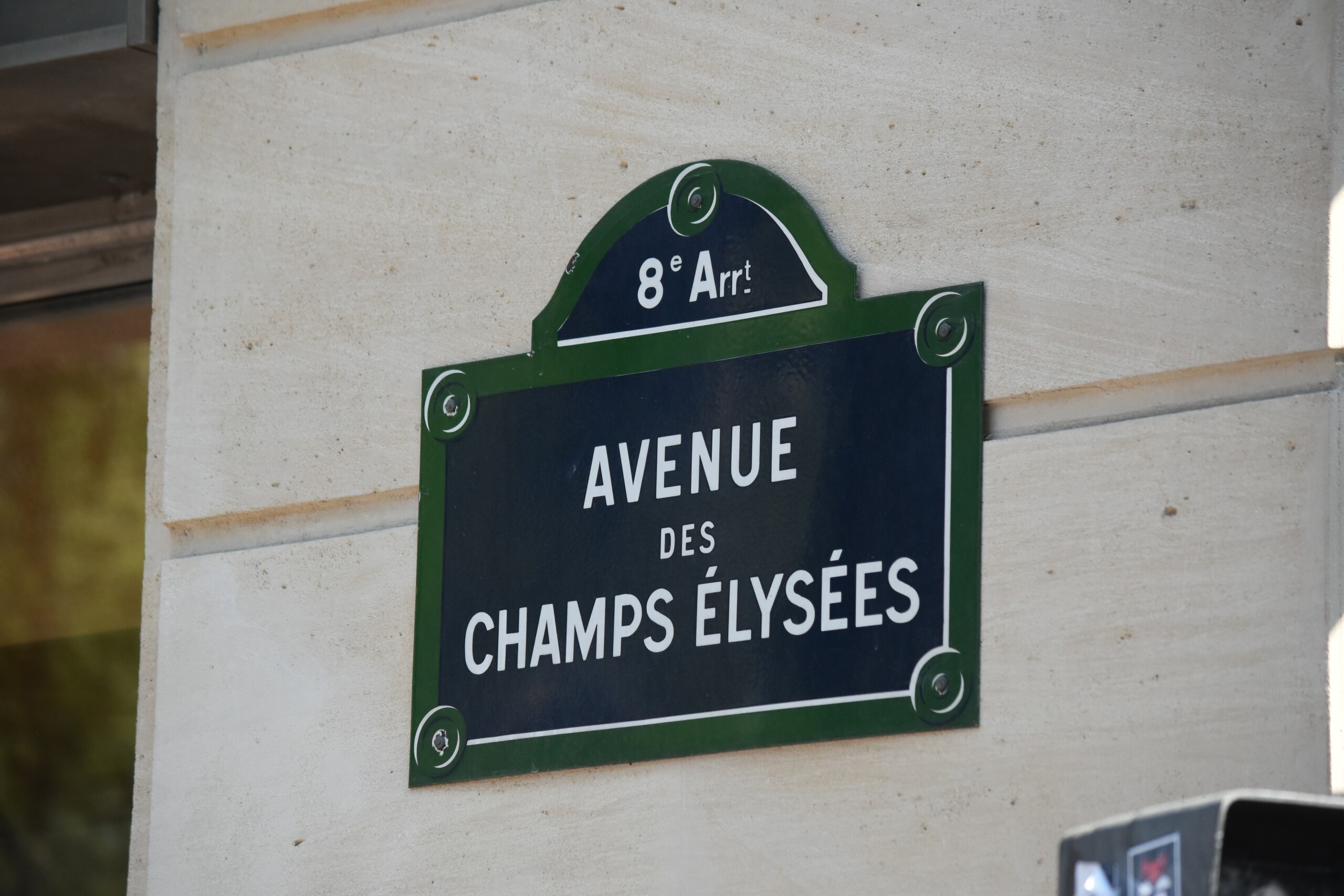 A road sign in Paris that says 'Avenue des Champs Élysées'