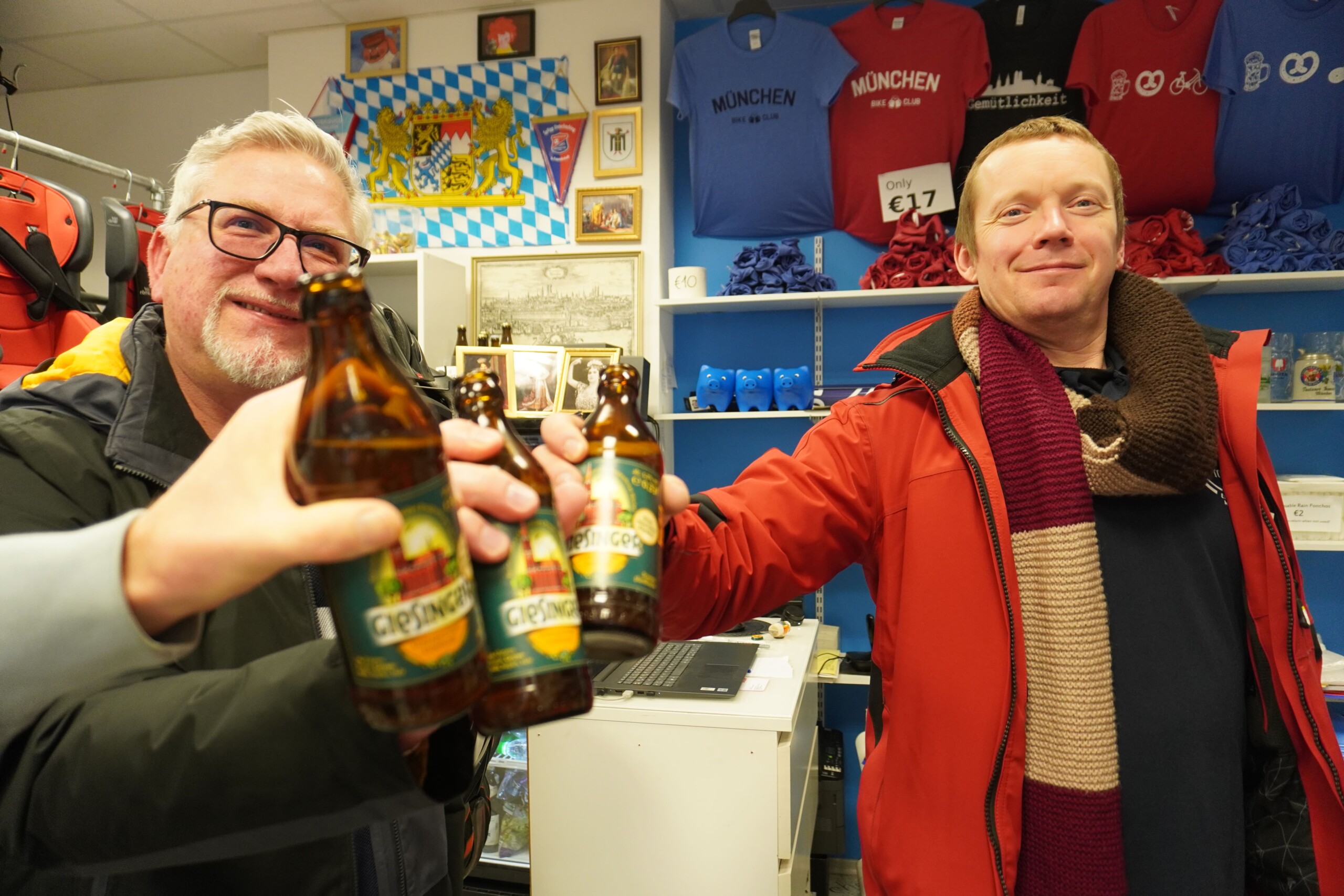 Three men cheers their beers at the start of the beer walking tour in Munich