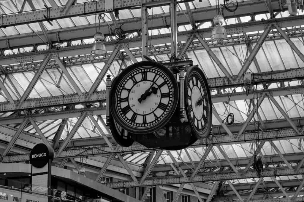 Black and white picture of the clock at Waterloo Station 