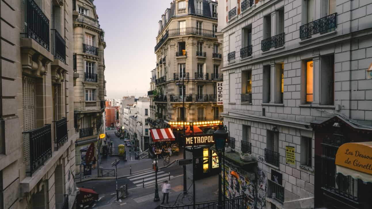 Charming squares and hidden alleys in paris
