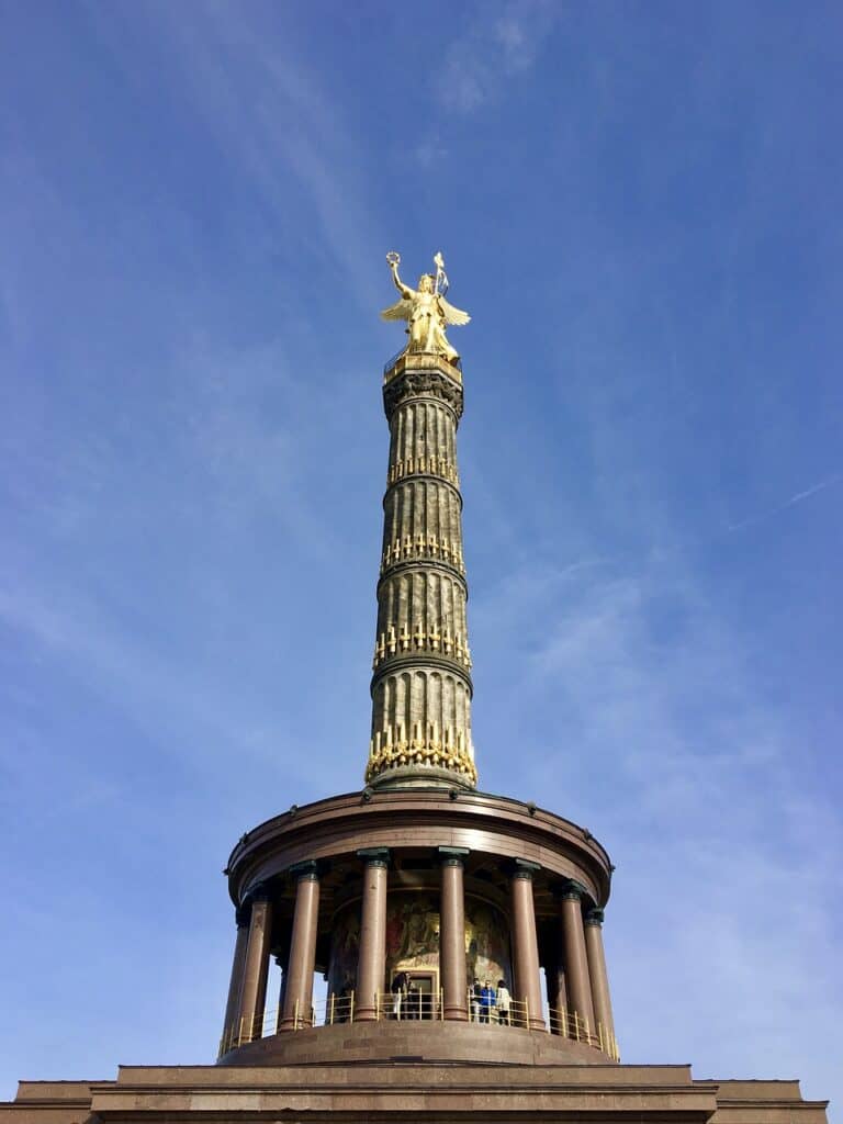 A picture of Berlin's Victory Column with a clear blue sky in the background